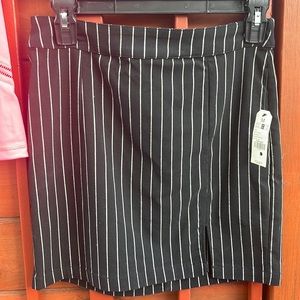 Skirt size medium 14’’ length with zipper on the back